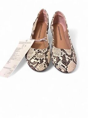 Amazon Essentials Women's Snake-Print Ballet Flats in Beige and Brown